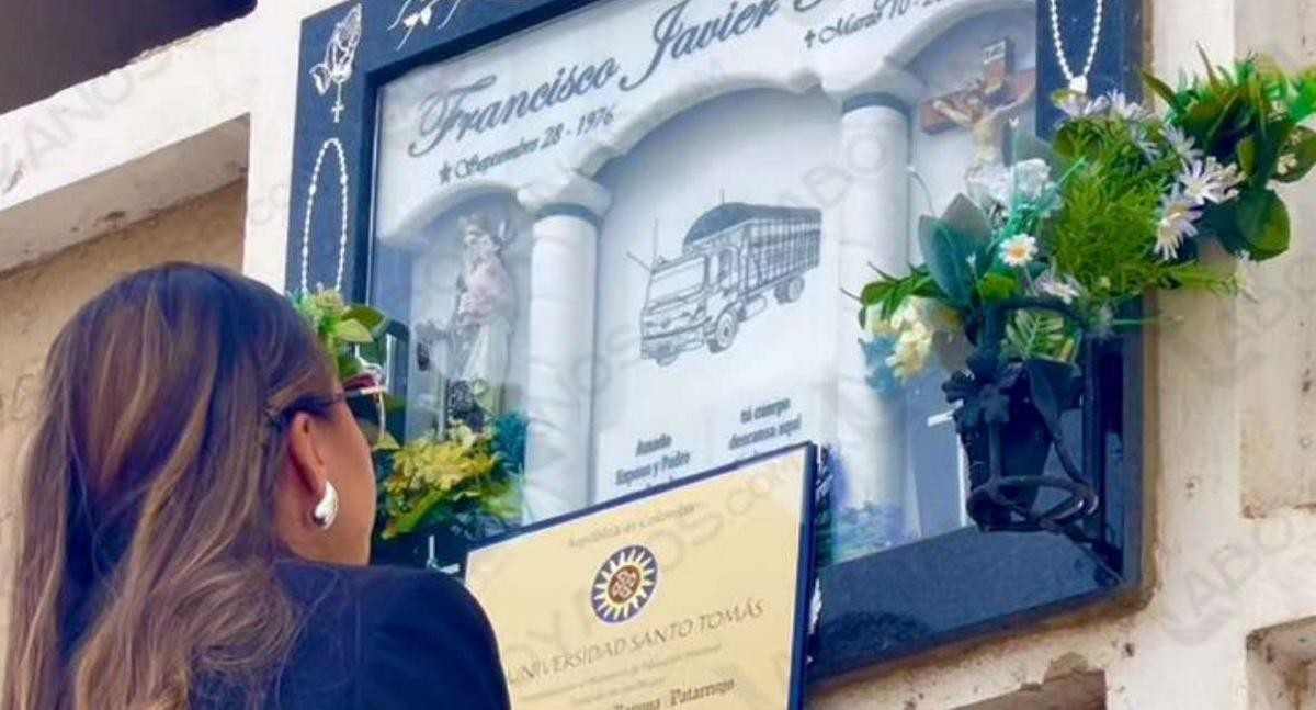 Joven arquitecta lleva su diploma a la tumba de su papá: 'Lo logramos'