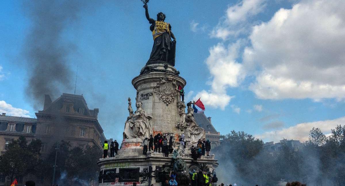 Francia despliega 70.000 policías y restrige marchas por la crisis del costo de vida